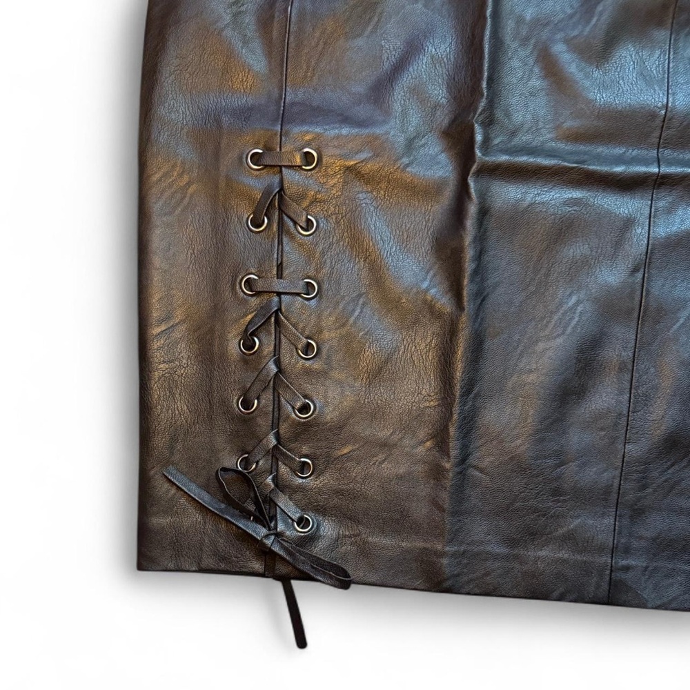 NWT MINKPINK Faux Vegan Leather Black Gothic Chic Lace-Up Pencil Skirt — SMALL - Picture 3 of 4